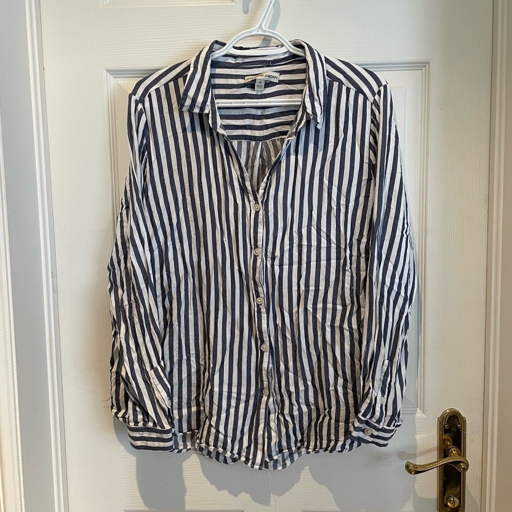Women’s casual vneck button up
